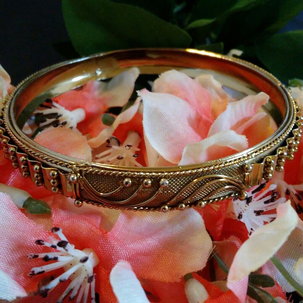 GOLD TONE ORNATE BRACELET